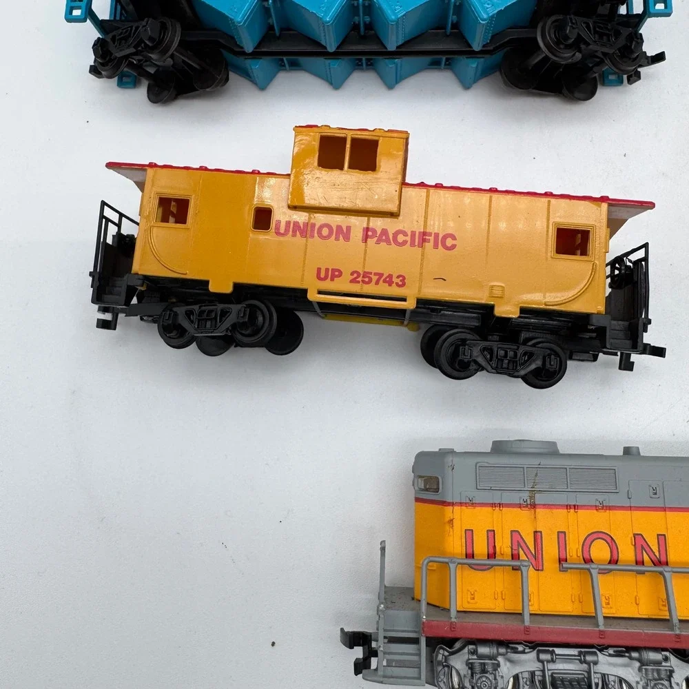 HO Scale Model‎ Train Lot Union Pacific Diesel Locomotive Freight Cars 7pc Set